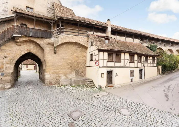 Naechtigen An Der Stadtmauer